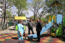 Дмитрий Сурков оценил качество новой детской площадки на Ивасика, 64