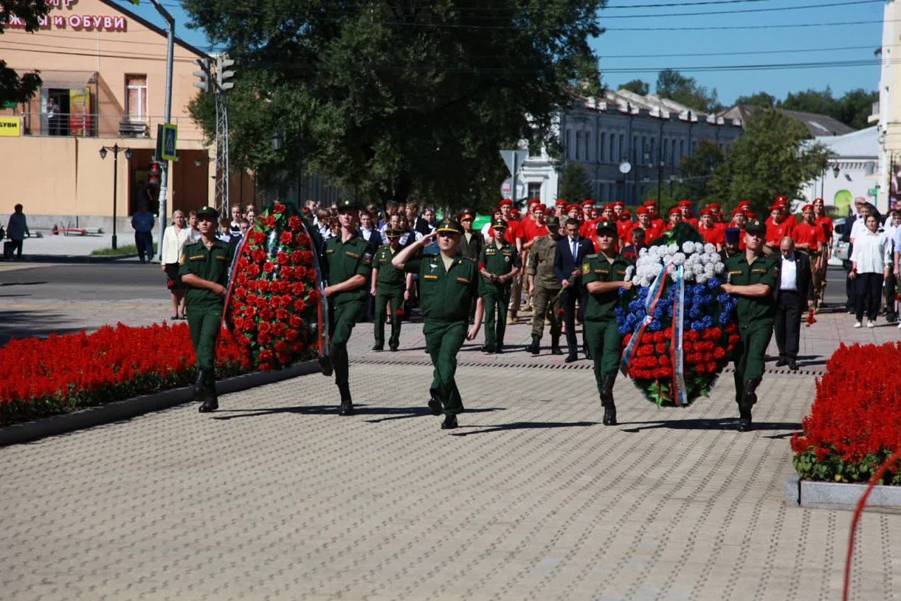 Погода днем уссурийск. Возложение венков. Венки на вечном огне. Церемония возложения цветов к Вечному огню ДНР. День города Уссурийск.