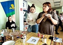 Огонек доброты: волонтеры делают блиндажные свечи для наших бойцов 