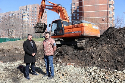 Вячеслав Елсуков посетил стройплощадку нового сквера