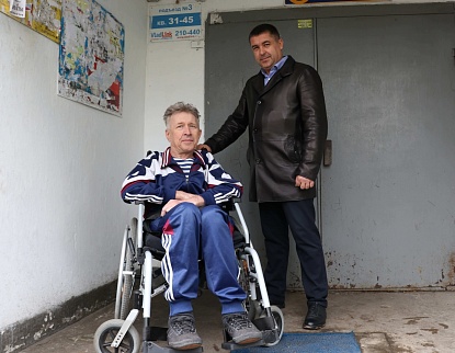 Вячеслав Елсуков помог установить пандус  для инвалида-колясочника