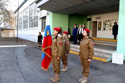 В Уссурийской школе №8 торжественно вынесли флаг РФ