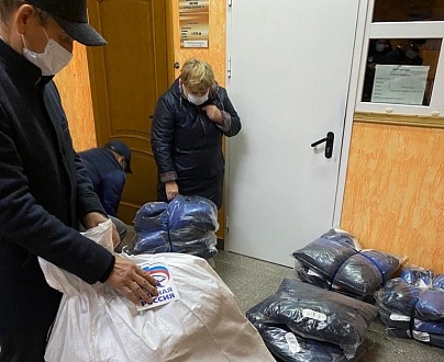 Зимние куртки врачам горбольницы Уссурийска передали члены партии «Единая Россия»