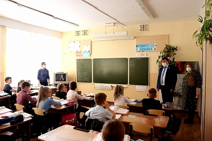Александр Черныш проверил соблюдение санитарных требований в школах Уссурийска