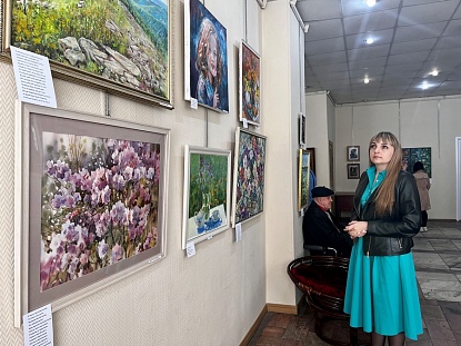 В Уссурийске открылась выставка «Художник и поэт»