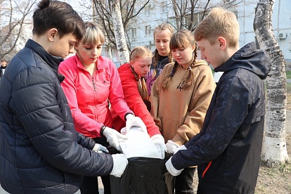Ирина Казанцева со школьниками приняла участие в общегородском субботнике
