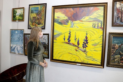 Ирина Казанцева поздравила художников с открытием выставки «Инь-Янь»
