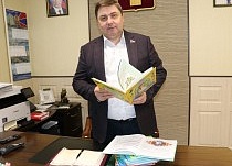 Уссурийские депутаты продолжают передавать книги                   детям Донбасса